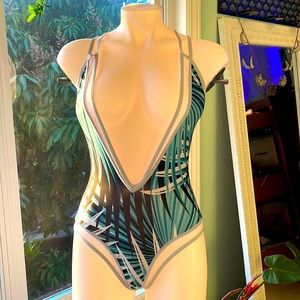 Stunningly sexy swimsuit 🤩